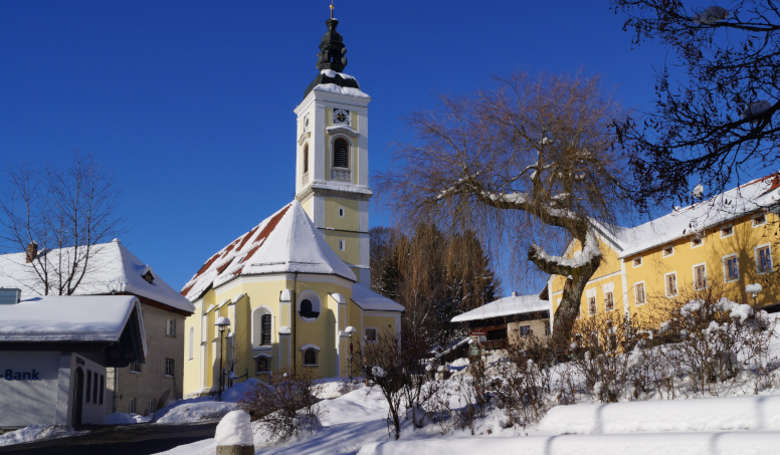 Die Pfarrkirche im Winter