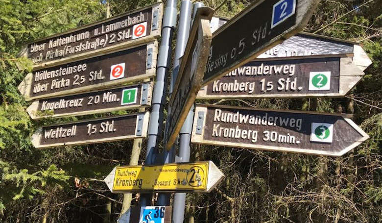 Beschilderung Wanderweg zum Kronberg.