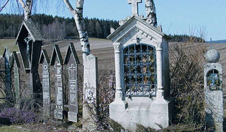 Das Steijl-Kreuz mit Gedenkbrettern liegt am Drachselsrieder Kapellenwanderweg. Foto: Touristinformation Drachselsried