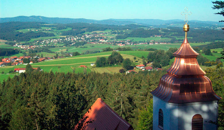 Der Klosterort Rinchnach vom Frauenbrünnl aus gesehen.